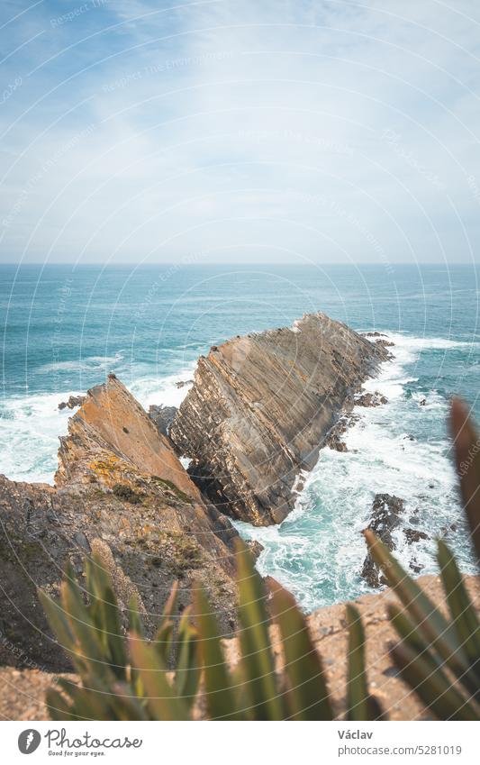 Blick auf die aus dem Atlantik aufragenden Felsen in Zambujeira do Mar, Region Odemira, Westportugal. Wanderung auf dem Fischerpfad, Rota Vicentina Absturz