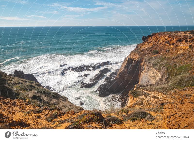 Atemberaubende prähistorische Klippen an der Atlantikküste der Region Odemira, Westportugal. Wanderung auf dem Fischerpfad, Rota Vicentina zerklüftet