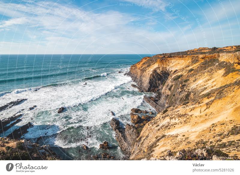 Atemberaubende prähistorische Klippen an der Atlantikküste der Region Odemira, Westportugal. Wanderung auf dem Fischerpfad, Rota Vicentina zerklüftet