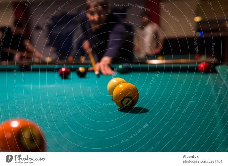 Voll auf die Volle | MainFux Billard Poolbillard Spielen Bewegung Kugel grün Filz Tisch Freizeit & Hobby Billardkugel Schwache Tiefenschärfe Queue Innenaufnahme