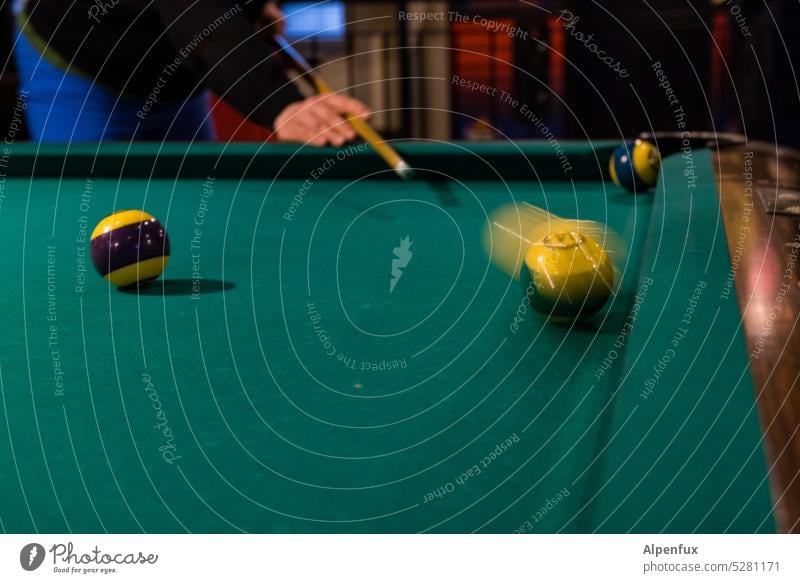 MainFux | Volltreffer Billard Poolbillard Bewegung Billardkugel Spielen Kugel Freizeit & Hobby Innenaufnahme Queue Billardkugeln Billardtisch Bewegungsunschärfe