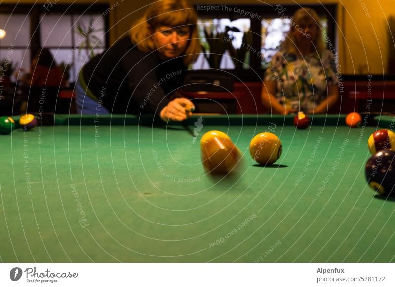 MainFux | Voll getroffen Billard Billardkugel Billardtisch Spielen Freizeit & Hobby Kugel Innenaufnahme grün Frau Farbfoto Queue Freude Poolbillard