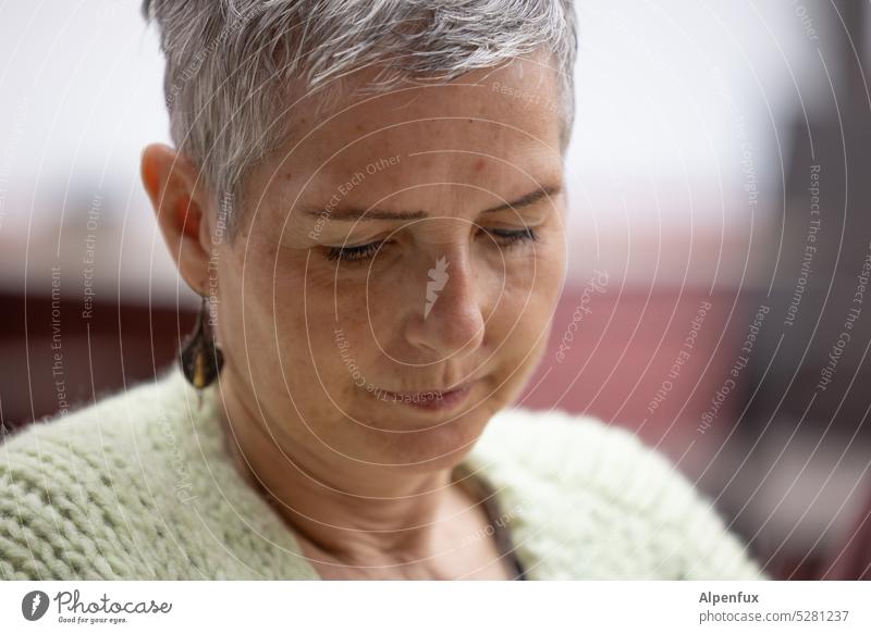 MainFux | nachdenkliche Frau weiblich feminin blick nachdenkend frau portrait kurzhaarig Blick nach unten ohrring Portrait skeptisch graues Haar kurze haare