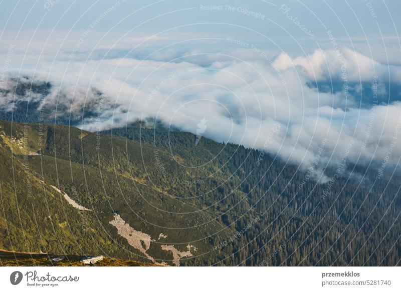 Berglandschaft. Landschaftliche Ansicht von Berggipfeln, Hängen, Hügeln und Tälern, bedeckt mit nebligen Hängen und Tälern. Panoramablick Berge u. Gebirge Natur