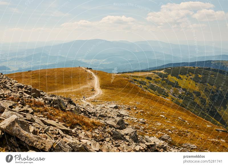 Berglandschaft. Landschaftliche Ansicht von Berggipfeln, Hängen, Hügeln und Tälern mit Gras und Bäumen bedeckt. Panoramablick. Naturkulisse Berge u. Gebirge