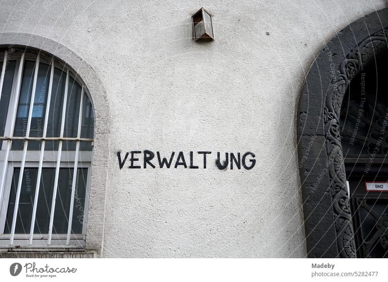 Schriftzug Verwaltung auf der Fassade des ehemaligen Lagerhaus und Kunstzentrum ATELIERFRANKFURT in Beige und Naturfarben an der Hanauer Landstraße im Ostend von Frankfurt am Main in Hessen