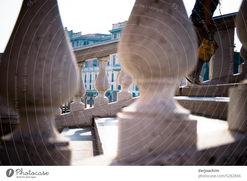 Über diese Treppe  mußt du gehen. Treppenstufen Menschenleer Architektur aufwärts Strukturen & Formen aufsteigen Aufstieg Treppengeländer nach oben Stufen