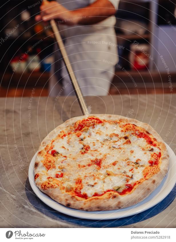 Die echte neapolitanische Pizza mit Sauerteig und frischen, natürlichen Zutaten Hintergrund Speck gebacken Basilikum Carbonara Käse gekocht Kruste Küche lecker