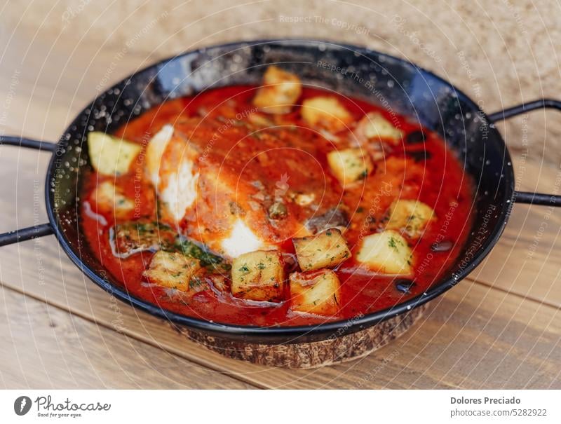 Kabeljau und Kartoffelkasserolle in Sauce oben Amuse-Gueule Hintergrund schwarz Holzplatte Frühstück Dorsch Küche lecker Diät Abendessen Speise Essen Filet