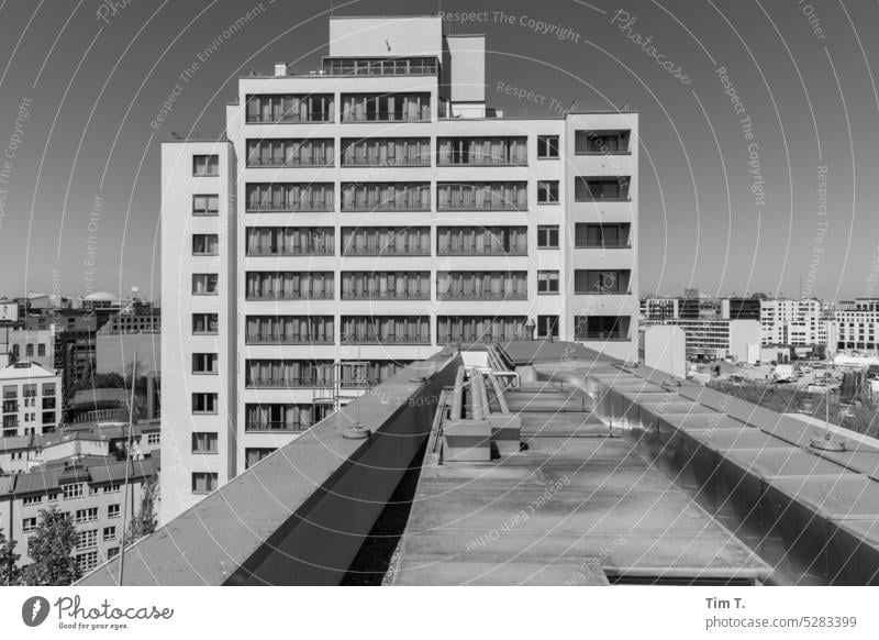 Kreuzberg Schwarz Weiß rooftop Berlin s/w Dach Haus Neubau Fenster Architektur Stadt Menschenleer Tag Schwarzweißfoto Bauwerk Gebäude Hauptstadt Stadtzentrum