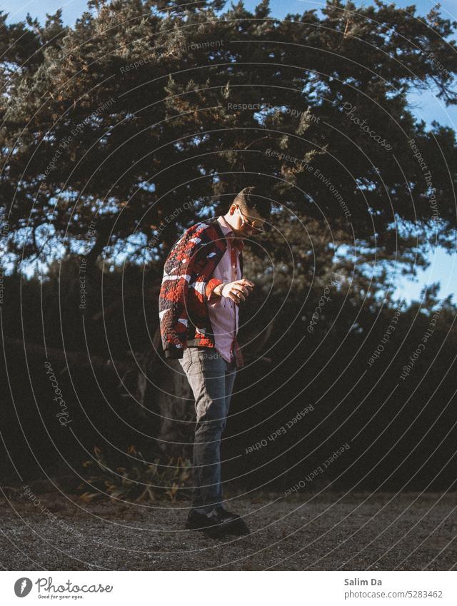 Naturfoto eines stilvollen, gut aussehenden Mannes im Freien Outdoor-Fotografie Aktivitäten im Freien Outdoorshooting Natur-Foto Naturliebhaber Naturfotografie