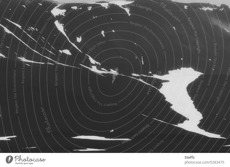 eine Bergseite mit Schneeformen auf Island Nordisland geheimnisvoll mysteriös dunkel Geheimnis mystisch düster abstrakt Formen Stille Ruhe melancholisch