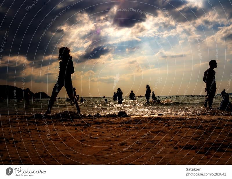 Silhouetten von Menschen spielen im Meer an einem öffentlichen Strand Landschaft Himmel Sand Abend Urlaub MEER Sonne Sonnenuntergang Sommer jung Wasser Natur