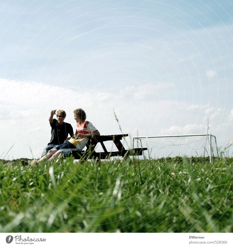 Talk Freude Glück Freizeit & Hobby Ferien & Urlaub & Reisen Freiheit Camping Sommer Fußballplatz maskulin Junger Mann Jugendliche 2 Mensch Pflanze Himmel Wolken