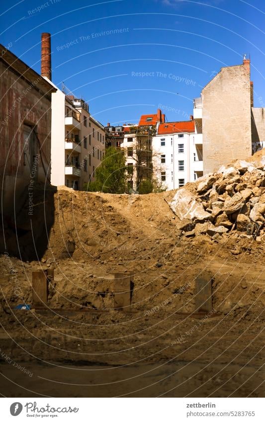 Baustelle Hochbau baugerüst baugewerbe bauindustrie baustelle drehkran froschperspektive gebäude gerüstbau gewerk himmel himmelblau ingenieurbau menschenleer