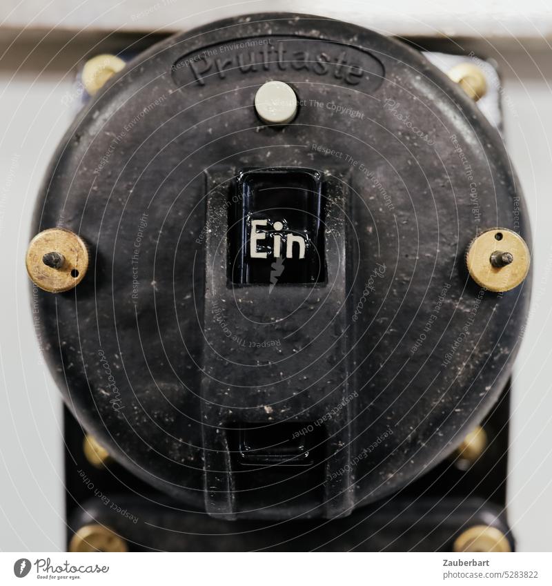 Alter Schalter "ein" aus der Industrie schalten scharz rund eindeutig klar Entscheidung Technik & Technologie Elektrisches Gerät Elektrizität ausschalten