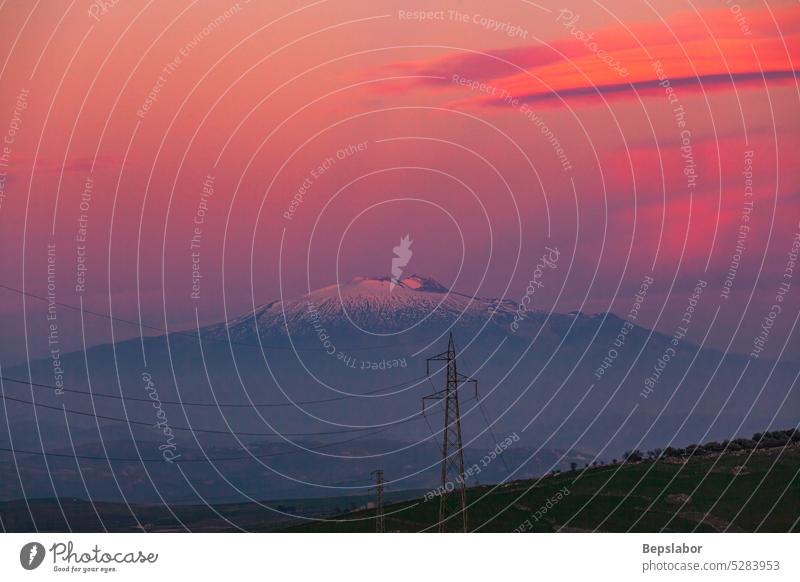 Sonnenuntergang über der Insel Sizilien mit Blick auf den Vulkan Ätna Italien Himmel Natur Panorama Italienisch mediterran Reittier malerisch Europäer rosa