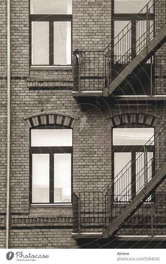 zum Runterkommen Fassade Treppe Notausgang Rettung Sicherheit Metall Fluchtweg Ausweg Backstein Fenster Außentreppe Architektur Wand Backsteinfassade Haus