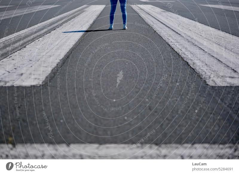 Beine und Streifen Zebrastreifen Landebahn Waden stehen fester Stand standfest Asphalt Fußgängerübergang Verkehrswege gestreift Blue Jeans Wege & Pfade Straße