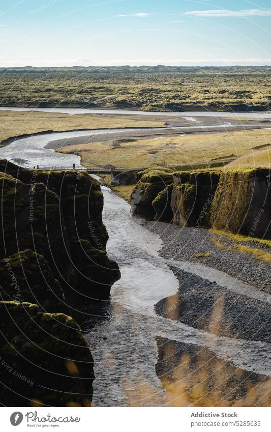 Ruhiger Fluss in bergigem Gebiet Landschaft Klippe strömen Berge u. Gebirge Formation fließen Küste Ufer Natur felsig Wasser Island Stein Meeresufer