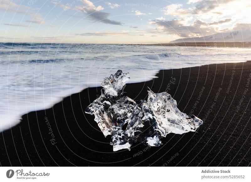 Eis am Meeresufer unter blauem Himmel Frost zerlaufen kalt Wasser gefroren Gletscher Ufer Küste schwarzer Sand MEER Wetter Island friedlich Seeküste