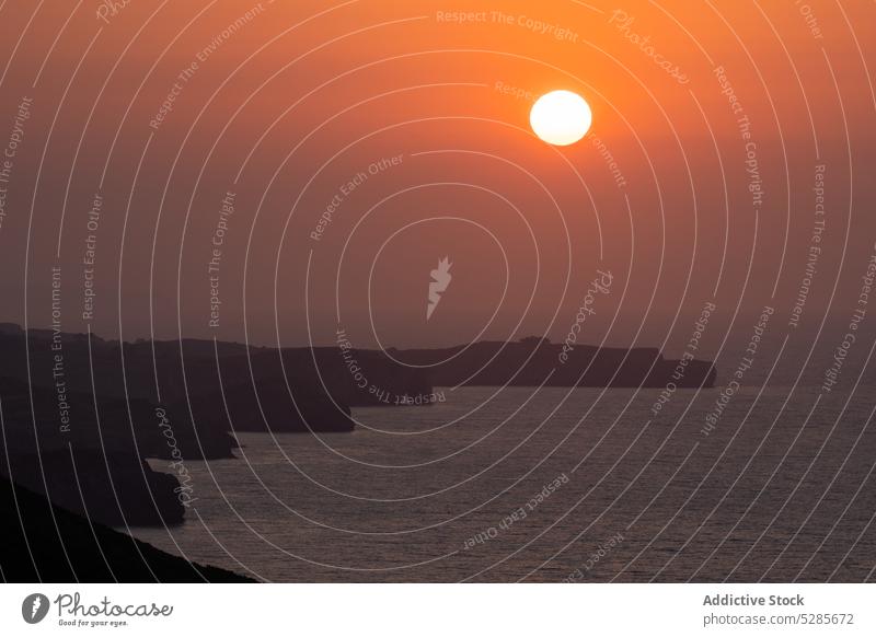 Erstaunliche Meereslandschaft mit hellem Sonnenuntergang Landschaft Klippe MEER Natur Dämmerung atemberaubend malerisch Rippeln Felsen felsig Wasser Küste