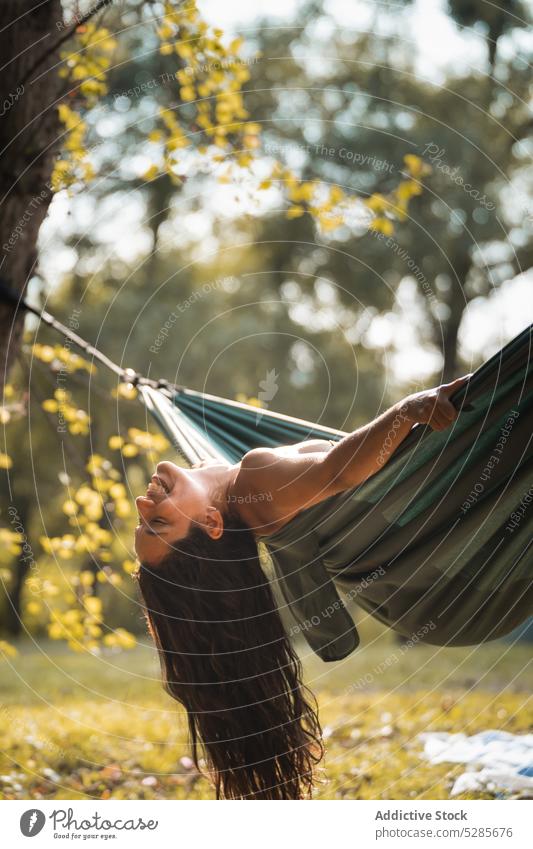 Frau sitzt in Hängematte im Wald sich[Akk] entspannen ruhen räkeln Natur Wälder Erholung Park Sommer Baum sitzen Spanien Sonne Windstille ruhig tagsüber