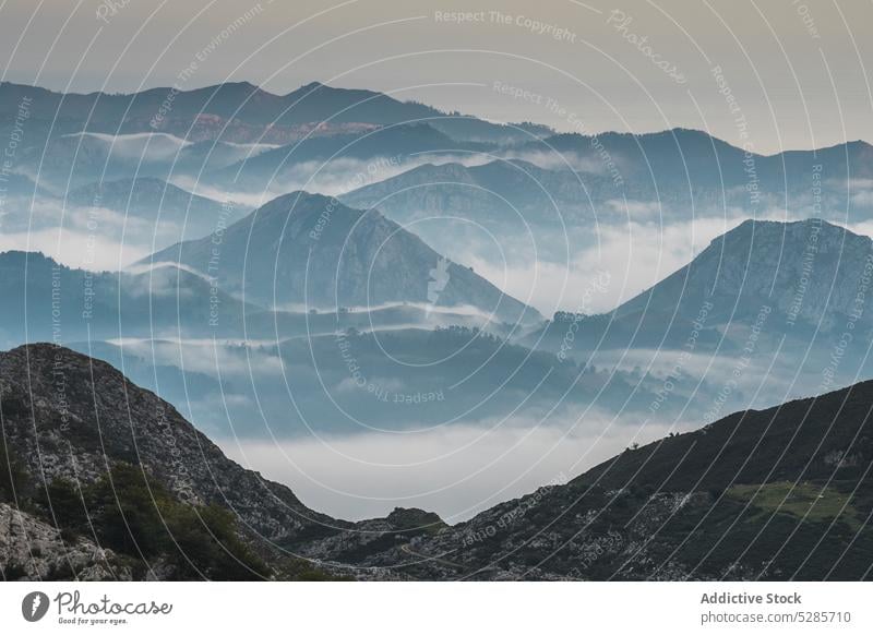 Wolkenverhangener Gebirgskamm Landschaft Berge u. Gebirge Silhouette Sonnenuntergang Cloud Natur Hochland Kamm Ambitus malerisch Umwelt Himmel Spanien Gipfel