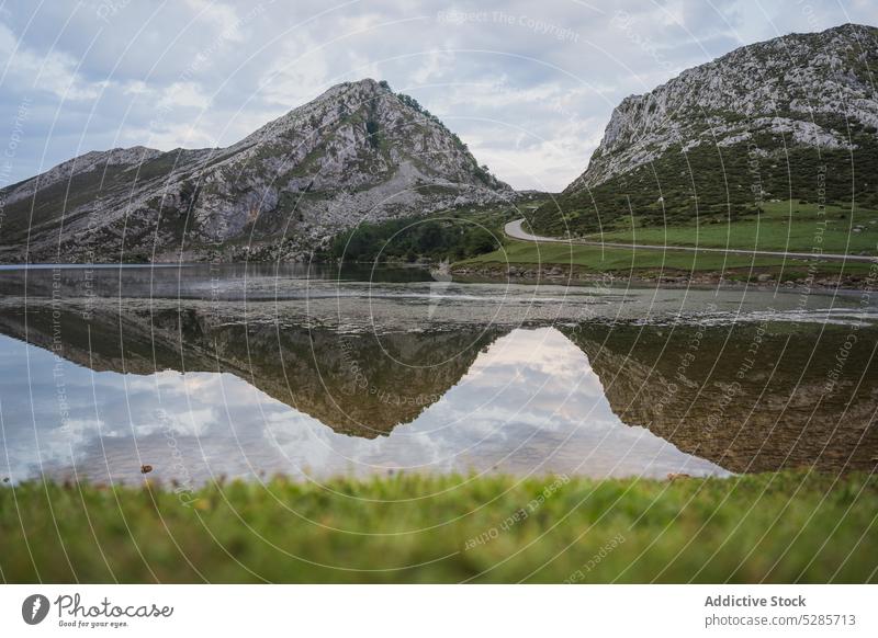 Ruhiger See, in dem sich felsige Berge spiegeln, bedeckter Himmel Berge u. Gebirge Landschaft Ambitus Natur Hochland Tal malerisch Kamm friedlich