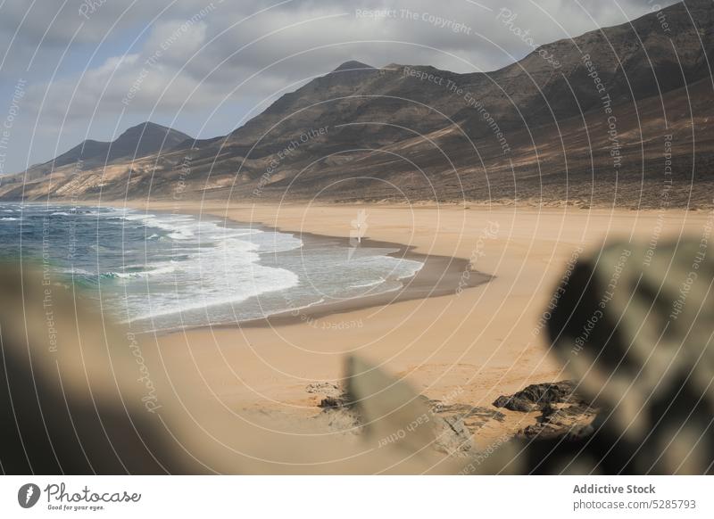 Fantastische Aussicht auf die Berge am Meer Sand Strand MEER Freiheit Berge u. Gebirge malerisch Tourismus Wasser Natur Meereslandschaft Reise Landschaft