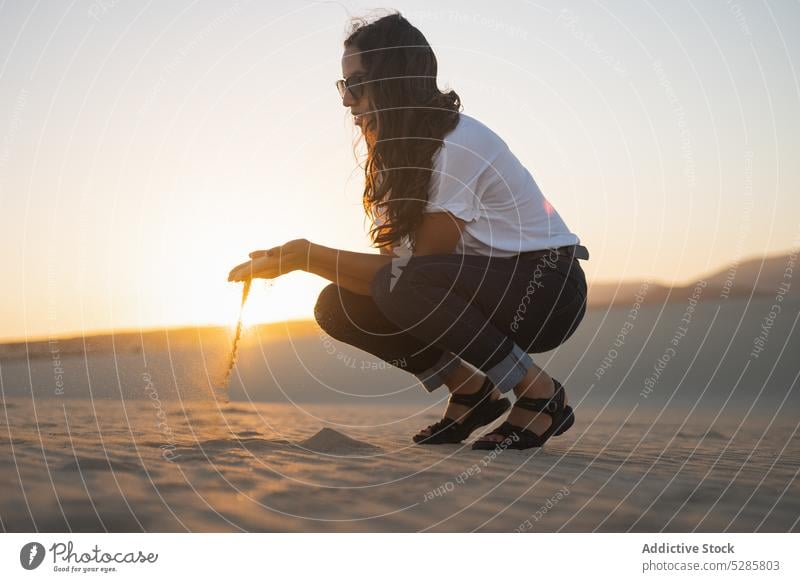 Frau spielt mit Sand Strand spielen Sonnenuntergang Sommer Glück MEER Küste Urlaub Sonnenbrille lässig sich[Akk] entspannen Bali ruhen Abend Freude Feiertag