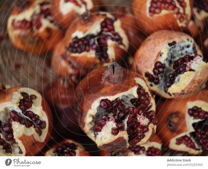 Leckere rote Granatäpfel im Arrangement Granatapfel Samen lecker Schalen & Schüsseln Frucht Vitamin gesunde Ernährung frisch Lebensmittel ganz geschmackvoll