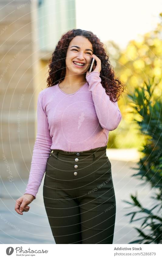 Fröhliche Frau beim Telefonieren Smartphone Lachen sprechen Telefonanruf reden Spaziergang Glück Sommer Wochenende Apparatur Gerät Pflanze Freude heiter