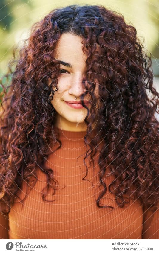 Positive Frau auf der Straße stehend Park ruhen Glück Optimist Lächeln Freude positiv Sonne krause Haare jung sich[Akk] entspannen sorgenfrei tagsüber Lifestyle