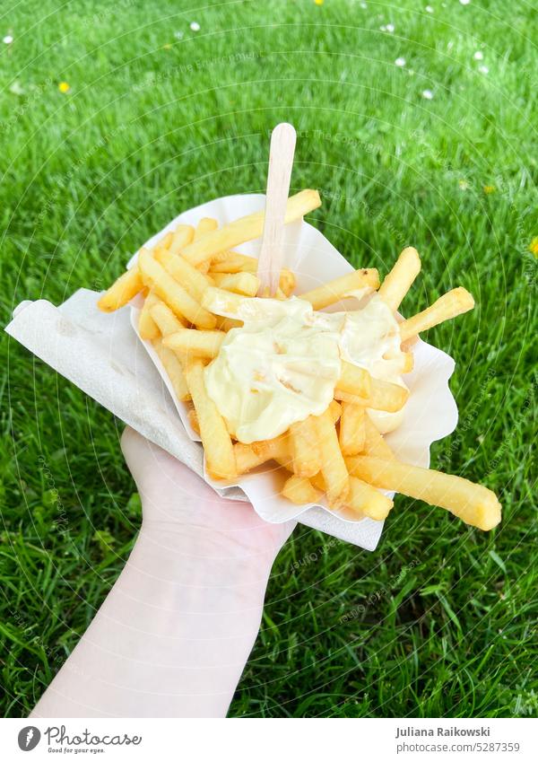 Portion Pommes mit Mayo Pommes frites Fastfood Ernährung Essen Lebensmittel lecker Imbiss Fett ungesund Appetit & Hunger Mittagessen Snack Fingerfood Mayonnaise