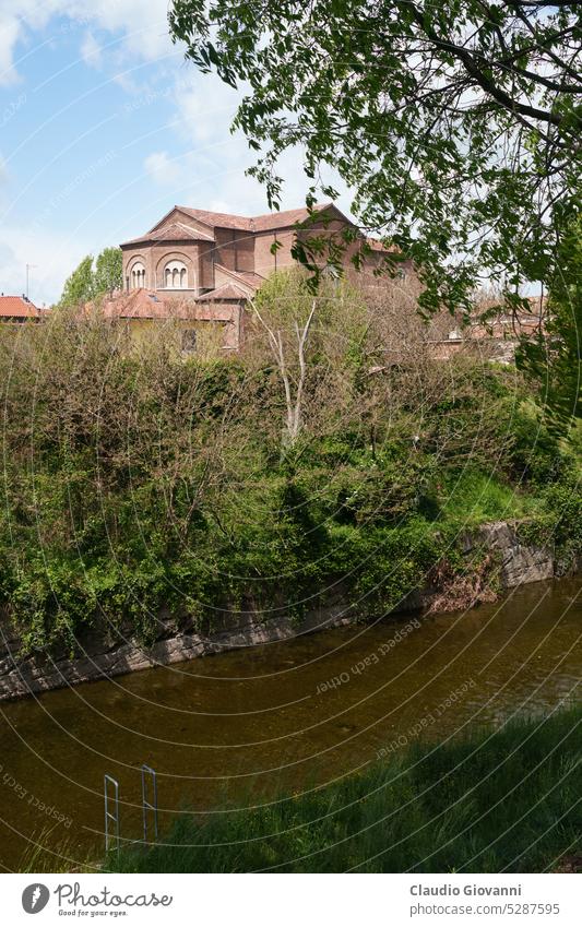 Historische Gebäude entlang des Martesana-Kanals in Groppello, Mailand Europa Italien Lombardei Architektur Kirche Großstadt Farbe Tag Außenseite historisch alt