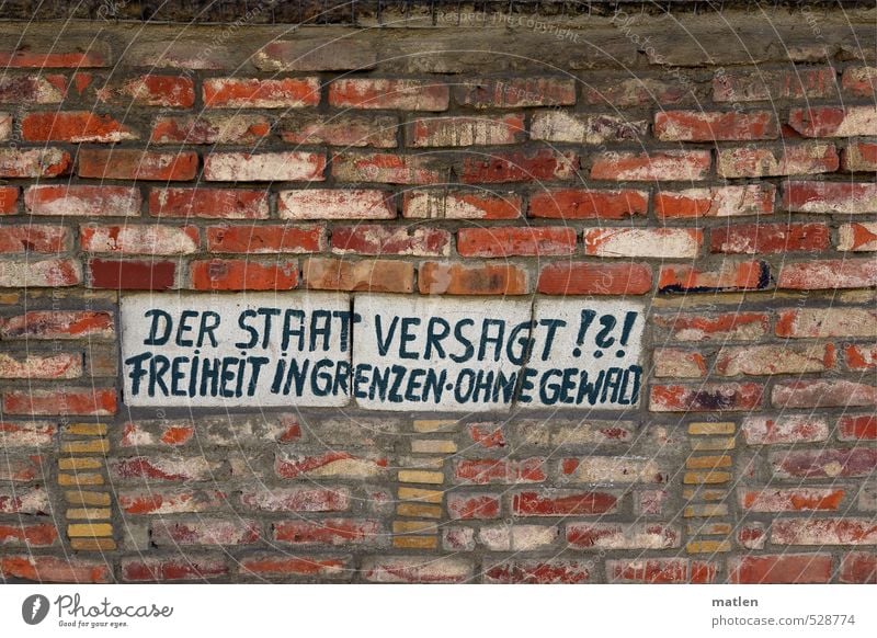 konkret Menschenleer Haus Mauer Wand Backstein rot schwarz weiß Staat Freiheit Grenze Gewalt Motto Forderung Farbfoto Außenaufnahme Strukturen & Formen