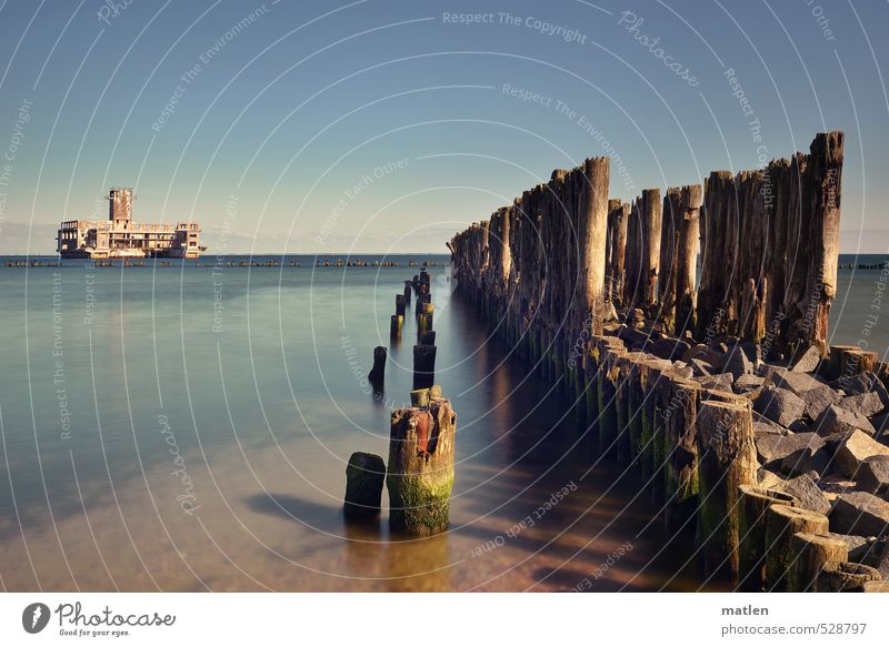 die alte Torpedostation Landschaft Sand Wasser Himmel Wolkenloser Himmel Horizont Herbst Wetter Küste Meer Mauer Wand blau braun Senior Krieg Buhnen Farbfoto