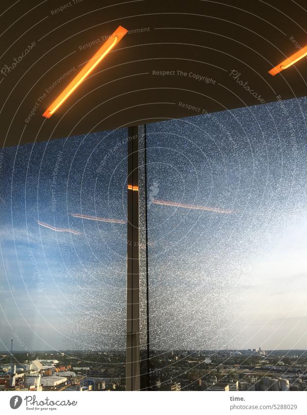 Lichtspiele über Hamburg Abendlicht Hochhaus urban Blick aus dem Fenster Umwelt Himmel Horizont weit fern Reflexion & Spiegelung Architektur Bebauung Häuser