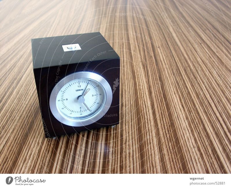 Wecker Uhr Linie Holz Verspätung Termin & Datum verschlafen Design cebrano Brettwurzelbaum lexon Zeit