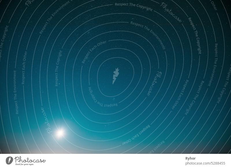 6K 5K Blue Scenery Background Moonrise Night Starry Sky Glowing Stars. Scenic Helles Glühen des Himmels Sterne Galaxie 4K. Natürliche Hintergrundkulisse glühend