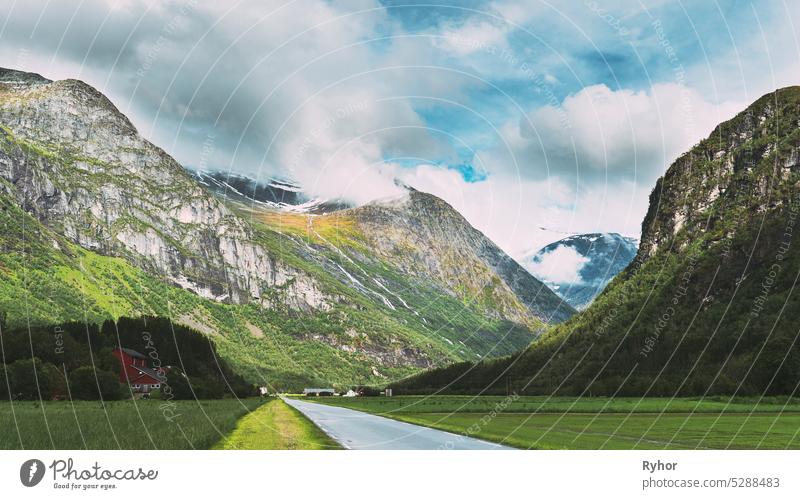 Stardalen, Skei I Jolster, Jostedalsbreen National Park, Norwegen. Beautiful Sky After Rain With Rainbow Above Norwegian Rural Landscape. Landwirtschaft und Wettervorhersage Konzept