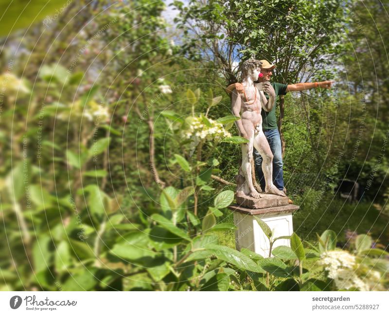 [MainFux 2023] Ab durch die Hecke Statue Dinge Natur Mann Kunst Skulptur Nase historisch Bildhauerei Gesicht Mensch Stein Kunstwerk Farbfoto Tag Handwerk