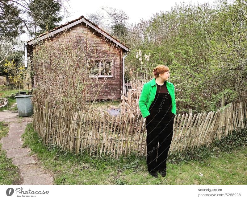 Zaungast im Grenzgebiet Garten Schrebergarten Hausherrin schrebergartenhaus Spass Weg zaungast Natur grün Grenze Außenaufnahme Ruhe Nachbar Teich Gebäude