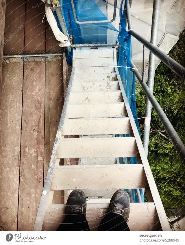 Abwärtstrend Baustelle Füsse Schuhe Treppe abwärts Abwärtsentwicklung Farbfoto Außenaufnahme Treppengeländer Gedeckte Farben Architektur Abstieg bauen