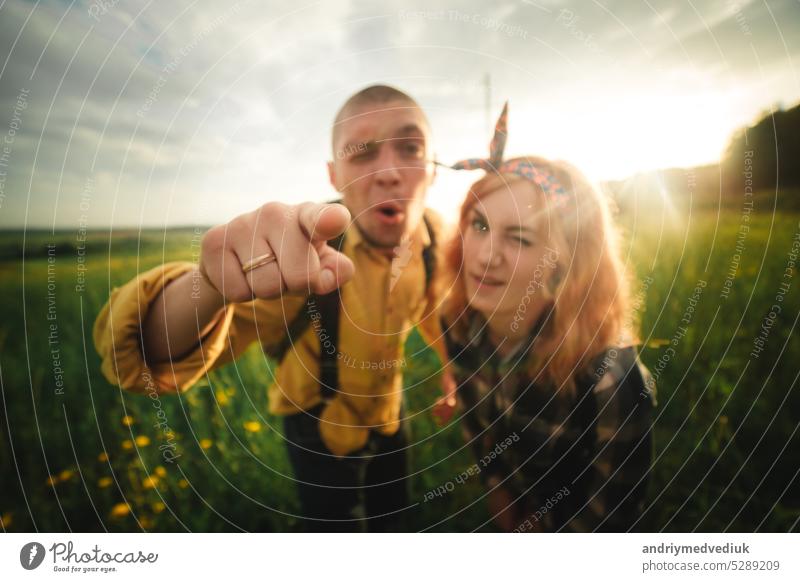 Playful glücklich gut aussehend Paar beim Spaziergang im Wald haben. Abenteuer in der Natur Konzept. Glück Lifestyle Liebe Wälder gutaussehend spielerisch