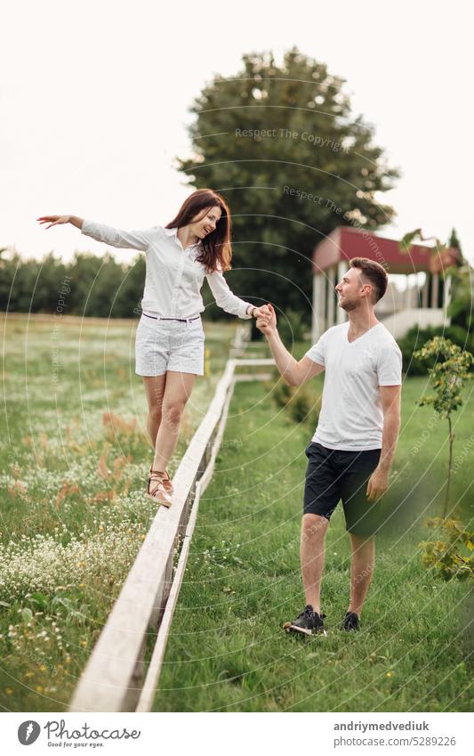 schöne junge Paar umarmt und Spaß haben im Freien im Park an einem warmen Sommer sonnigen Tag Mann Mädchen Erwachsener Frau Menschen Zusammensein Liebe Romantik