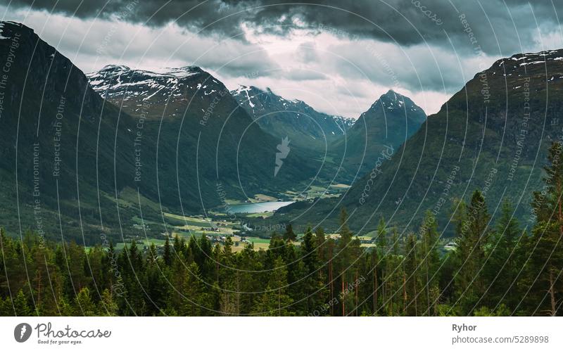 Dorf Byrkjelo, Bezirk Sogn Og Fjordane, Norwegen. Schöne Himmel über norwegischen ländlichen Landschaft. Bergheimsvatnet See im Sommer Tag. Landwirtschaft und Wettervorhersage Konzept. Zeit- 4k