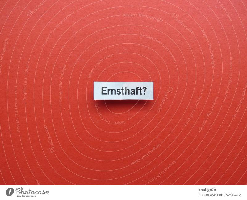 Ernsthaft? Fragen erstaunt Neugier Fragezeichen ungläubig unsicher Sorge Irritation ratlos Kommunikation Schriftzeichen Menschenleer Kommunizieren Buchstaben