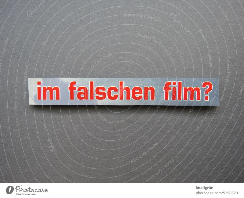 Im falschen Film? Zweifel Fragen Gefühle Irritation unsicher Fragezeichen Neugier Erwartung Interesse im falschen Film unzufrieden Buchstaben Wort Kommunikation